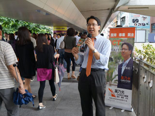 Charles Mok and vice Chairman of The Professional Commons, Kenneth Leung (accountancy sector), hosted a joint street campaigning station at the footbridge to the Wanchai Revenue Tower, we hope that we can turn the elections of the  functional constituencies as if they were elected under a “one-person-one-vote” system, which facilitate the voters for the more direct and effectives understanding of the ideas and election pledges of the candidates.