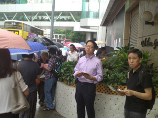 早上九時正在鰂魚涌設街站，風雨不改, 繼續接觸選民。就是他們無手接，也說聲早晨 。